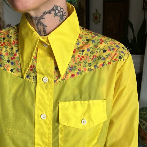 ✨ SOLD ✨ Vintage 60s Dagger Collar Floral Western Button Down Nylon Shirt ~ M - Picture 2 of 9